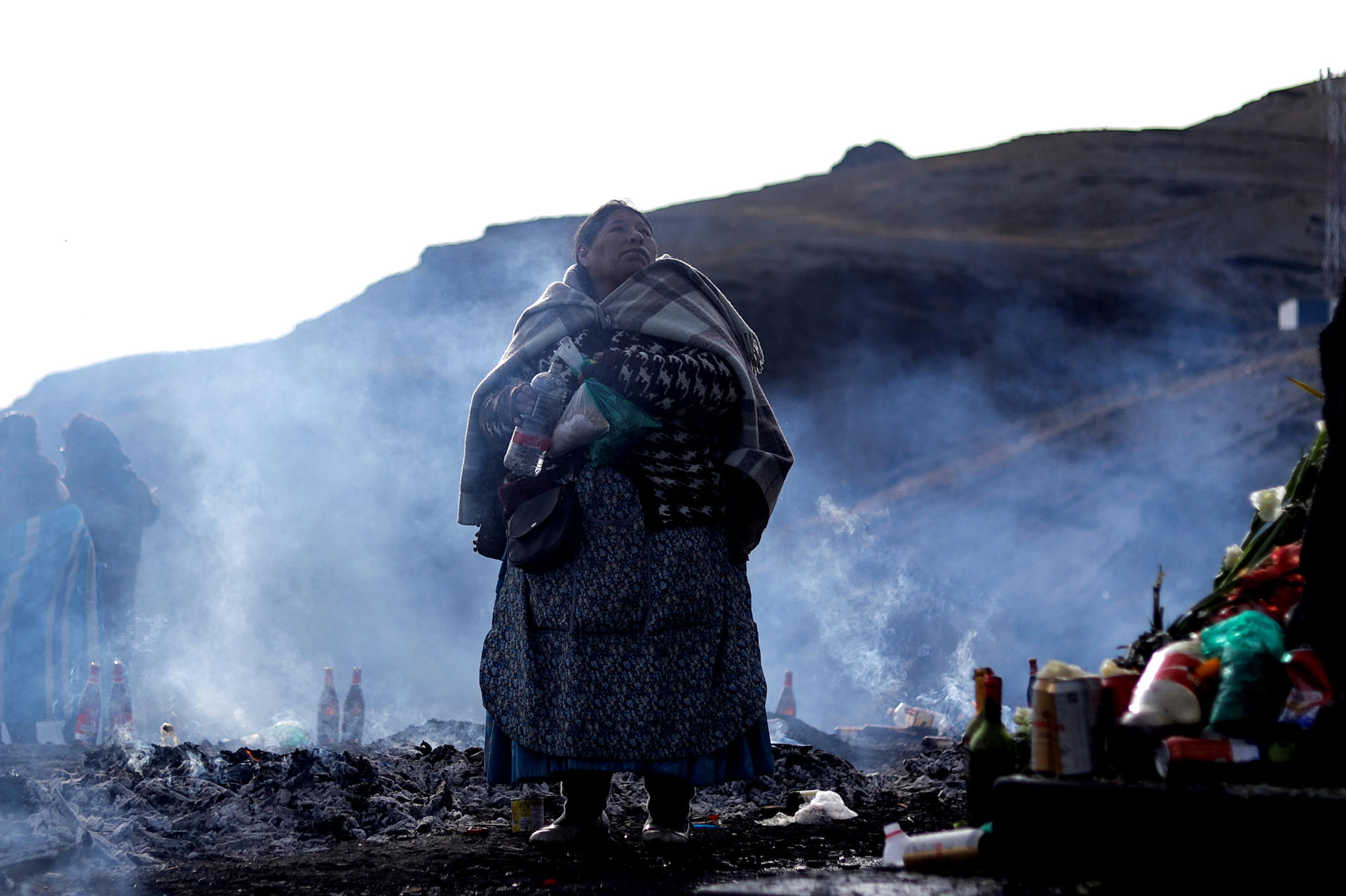 Una persona participa en un ritual con motivo del inicio del mes de la Pachamama este sábado, en La Cumbre en (Bolivia). EFE/ Gabriel Márquez