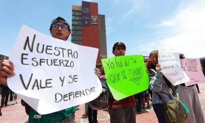 Jóvenes muestran carteles durante una manifestación frente a la torre de Rectoría de la Universidad Nacional Autónoma de México (UNAM), este lunes en Ciudad de México (México). EFE/ Mario Guzmán