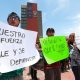Jóvenes muestran carteles durante una manifestación frente a la torre de Rectoría de la Universidad Nacional Autónoma de México (UNAM), este lunes en Ciudad de México (México). EFE/ Mario Guzmán