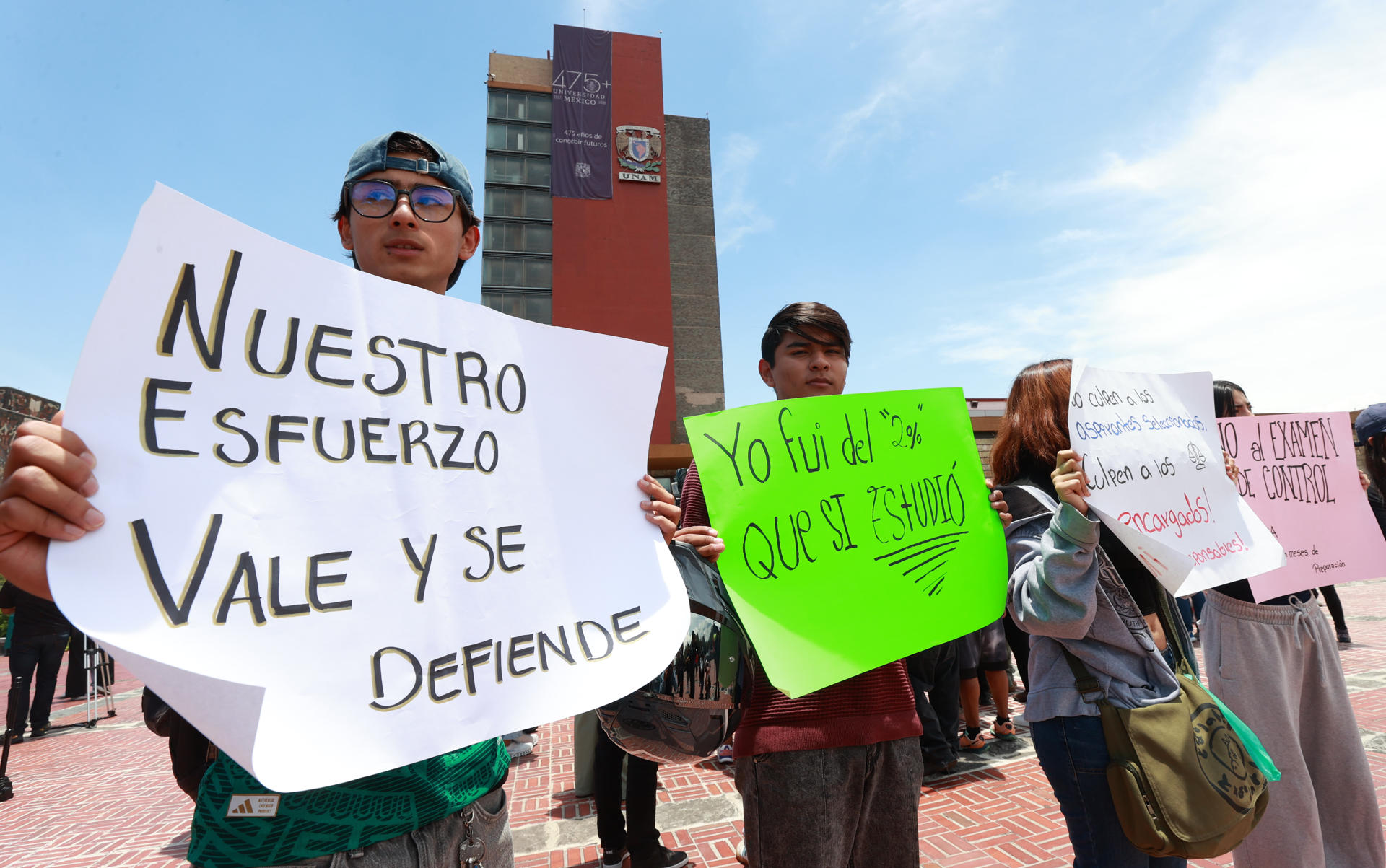 Jóvenes muestran carteles durante una manifestación frente a la torre de Rectoría de la Universidad Nacional Autónoma de México (UNAM), este lunes en Ciudad de México (México). EFE/ Mario Guzmán
