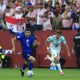 El centrocampista croata Mateo Kovacic, con el balón, el pasado 2 de julio, durante el partido que disputó con sus selección frente a Portugal.  EFE/ Bienvenido Velasco