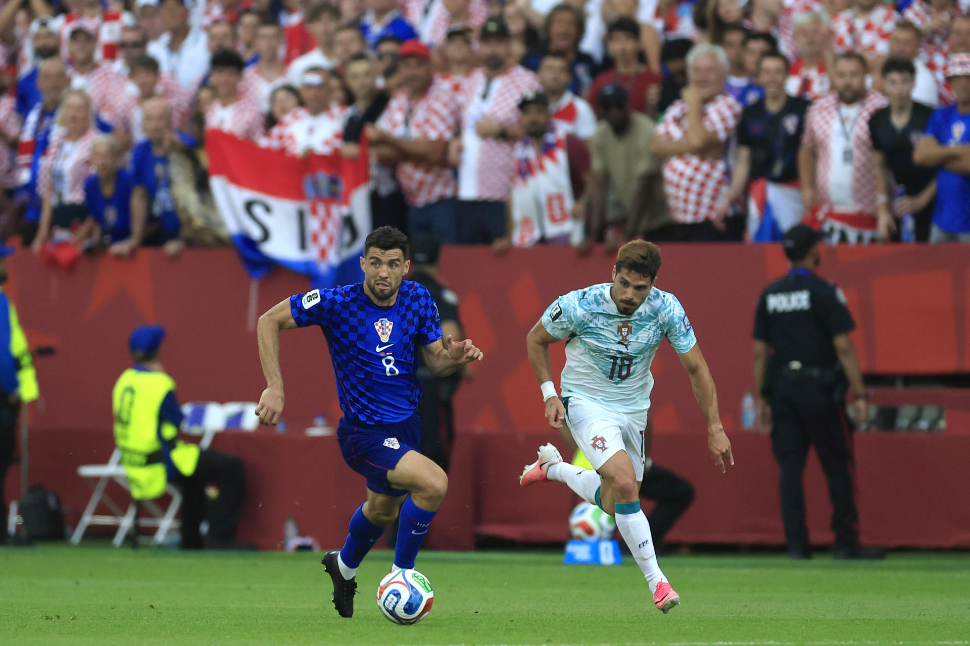 El centrocampista croata Mateo Kovacic, con el balón, el pasado 2 de julio, durante el partido que disputó con sus selección frente a Portugal.  EFE/ Bienvenido Velasco