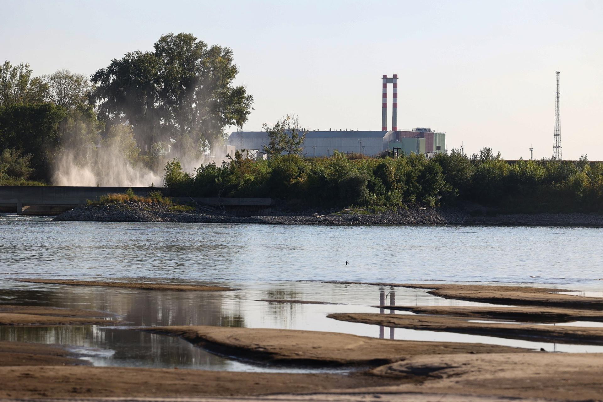 Vista de la central nuclear MVM Paks, en Paks, el pasado miércoles, que tuvo que cerrar su reactor 3 debido a los niveles extremadamente bajos del río Danubio. EFE/EPA/DANIEL KISS HUNGARY OUT