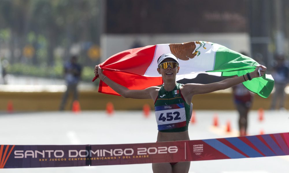 Alegna González de México reacciona tras ganar medalla de oro en la prueba de media maratón marcha femenino este domingo, en los XXV Juegos Centroamericanos y del Caribe Santo Domingo 2026, en Santo Domingo (República Dominicana). EFE/ Orlando Barría