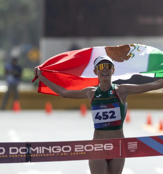 Alegna González de México reacciona tras ganar medalla de oro en la prueba de media maratón marcha femenino este domingo, en los XXV Juegos Centroamericanos y del Caribe Santo Domingo 2026, en Santo Domingo (República Dominicana). EFE/ Orlando Barría