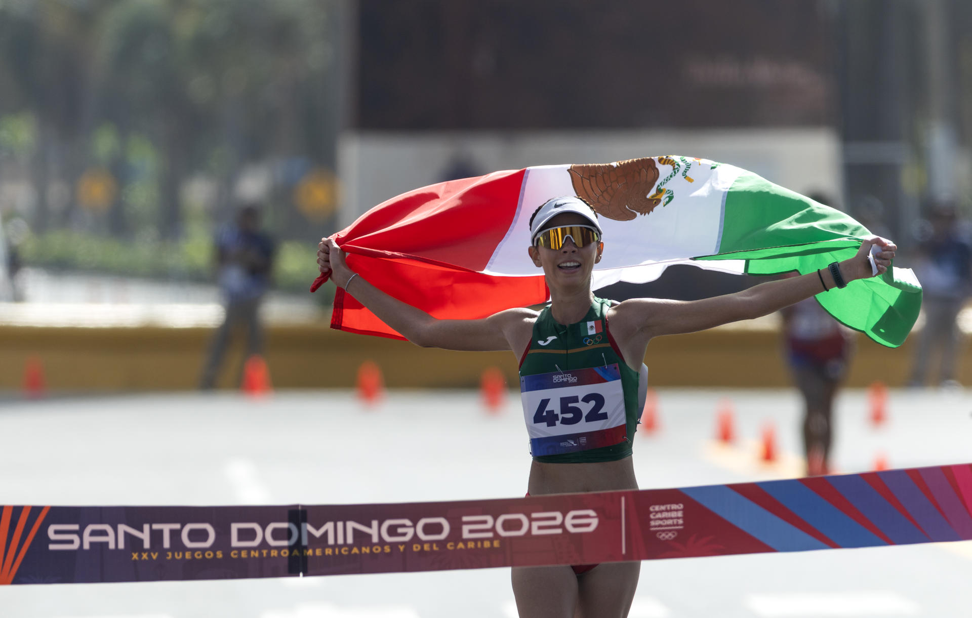 Alegna González de México reacciona tras ganar medalla de oro en la prueba de media maratón marcha femenino este domingo, en los XXV Juegos Centroamericanos y del Caribe Santo Domingo 2026, en Santo Domingo (República Dominicana). EFE/ Orlando Barría