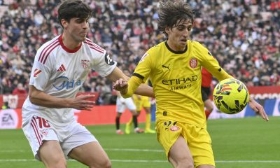 Fotografía del pasado 8 de febrero, en la que puede verse al jugador del Sevilla Juanlu Sanchez (i), durante un partido de LaLiga EA Sports. EFE/ Raúl Caro