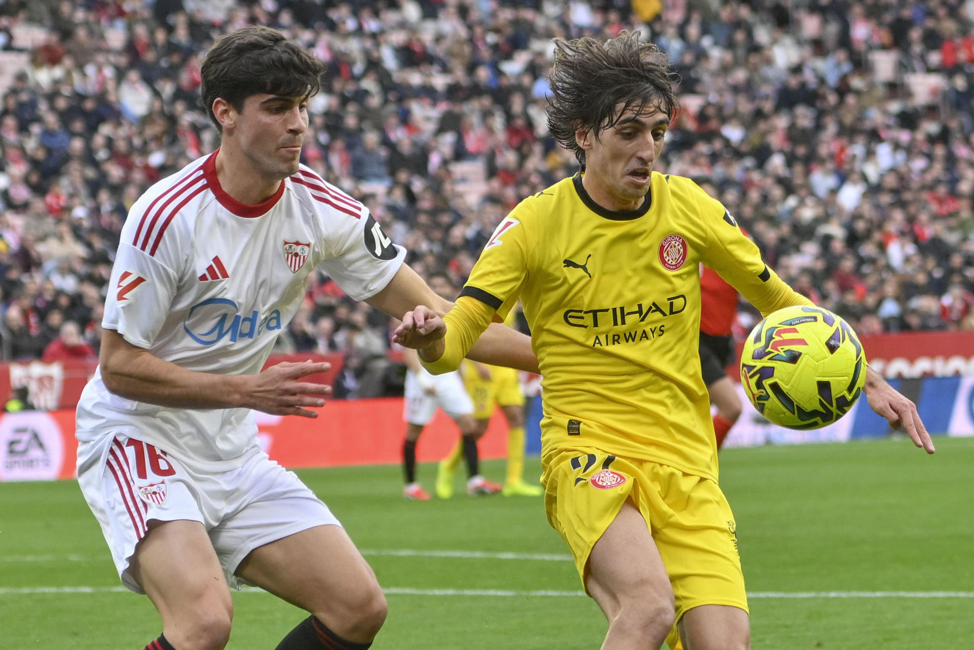 Fotografía del pasado 8 de febrero, en la que puede verse al jugador del Sevilla Juanlu Sanchez (i), durante un partido de LaLiga EA Sports. EFE/ Raúl Caro