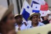 Personas se manifiestan contra el proyecto del embalse de Río Indio este lunes, en Ciudad de Panamá (Panamá). EFE/ Bienvenido Velasco