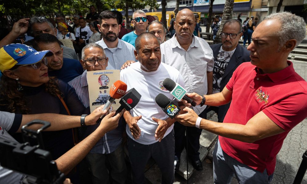 El integrante de la Coalición Sindical Nacional, Carlos Salazar, habla con periodistas durante un acto donde se exige que se celebren elecciones presidenciales este año en el país suramericano, al cumplirse siete meses de la captura de Nicolás Maduro por parte de tropas estadounidenses, este lunes, en Caracas (Venezuela). EFE/ Ronald Peña R