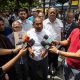 El integrante de la Coalición Sindical Nacional, Carlos Salazar, habla con periodistas durante un acto donde se exige que se celebren elecciones presidenciales este año en el país suramericano, al cumplirse siete meses de la captura de Nicolás Maduro por parte de tropas estadounidenses, este lunes, en Caracas (Venezuela). EFE/ Ronald Peña R