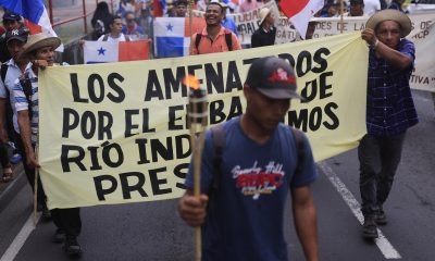 Personas se manifiestan contra el proyecto del embalse de Río Indio este lunes, en Ciudad de Panamá (Panamá). EFE/ Bienvenido Velasco