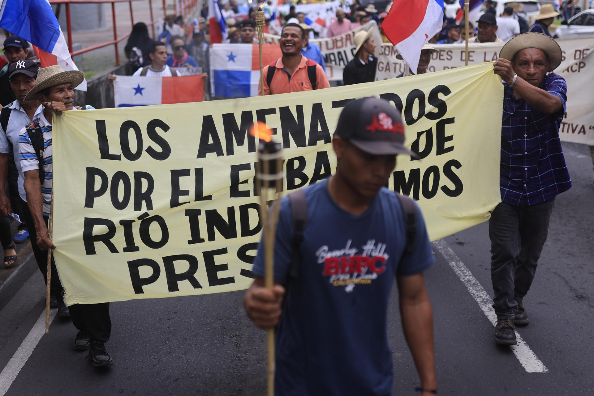 Personas se manifiestan contra el proyecto del embalse de Río Indio este lunes, en Ciudad de Panamá (Panamá). EFE/ Bienvenido Velasco