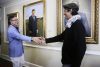 El presidente de Colombia, Gustavo Petro, saluda al pintor Jaime Rojas durante la develación del retrato presidencial este 3 de agosto de 2026, en la Casa de Nariño en Bogotá (Colombia). EFE/ Carlos Ortega