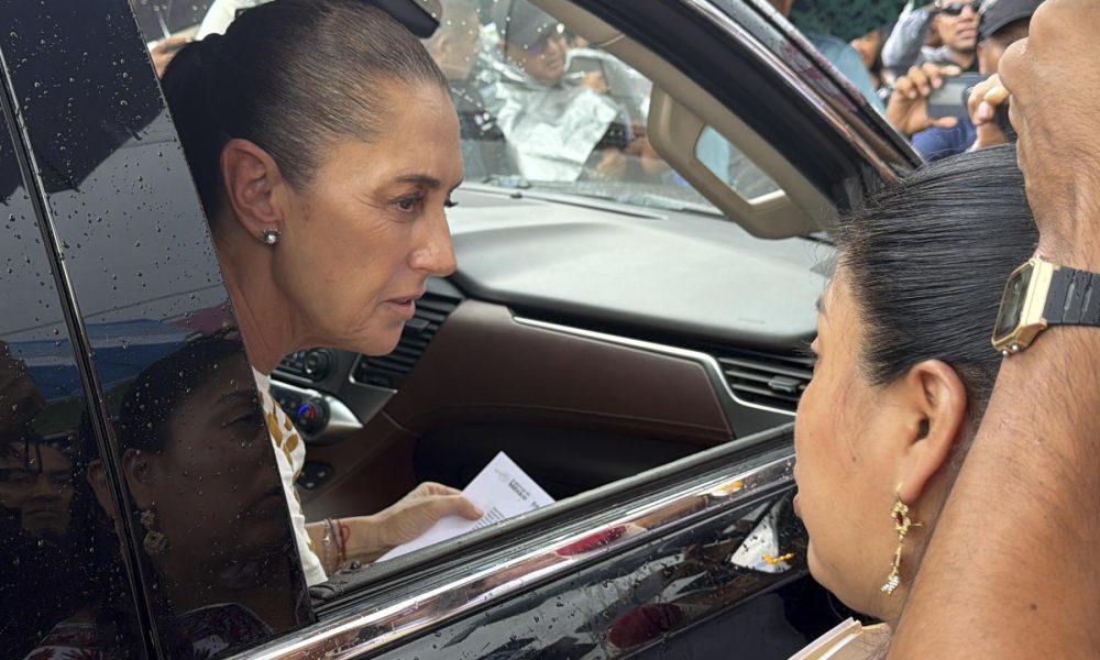 La Presidenta de México, Claudia Sheinbaum (i), fue captada, este 31 de julio, al atender las demandas de los maestros de la Sección 22 adherida a la CNTE, que detuvieron su comitiva, para acordar una cita con la propia jefa de Estado en la capital federal el próximo 13 de agosto, en Oaxaca (México). EFE/Jesús Méndez