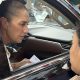 La Presidenta de México, Claudia Sheinbaum (i), fue captada, este 31 de julio, al atender las demandas de los maestros de la Sección 22 adherida a la CNTE, que detuvieron su comitiva, para acordar una cita con la propia jefa de Estado en la capital federal el próximo 13 de agosto, en Oaxaca (México). EFE/Jesús Méndez
