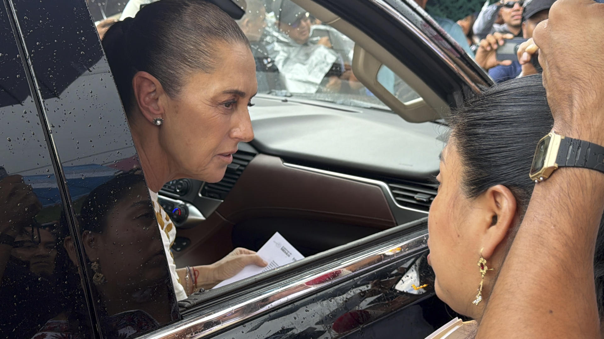 La Presidenta de México, Claudia Sheinbaum (i), fue captada, este 31 de julio, al atender las demandas de los maestros de la Sección 22 adherida a la CNTE, que detuvieron su comitiva, para acordar una cita con la propia jefa de Estado en la capital federal el próximo 13 de agosto, en Oaxaca (México). EFE/Jesús Méndez