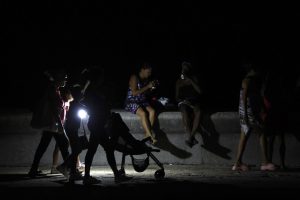 Personas caminan durante un apagón este sábado, en La Habana (Cuba). EFE/ Ernesto Mastrascusa