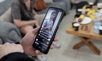 La madre de Ahmad al Salah muestra un vídeo de su hijo, asesinado en julio de 2025 por tropas israelíes, que también se llevaron su cuerpo, cerca del muro que rodea Cisjordania ocupada en el pueblo de Jader, en la gobernación de Belén. Israel retiene 800 cuerpos de palestinos, entre ellos 83 menores de edad. EFE/Patricia Martínez