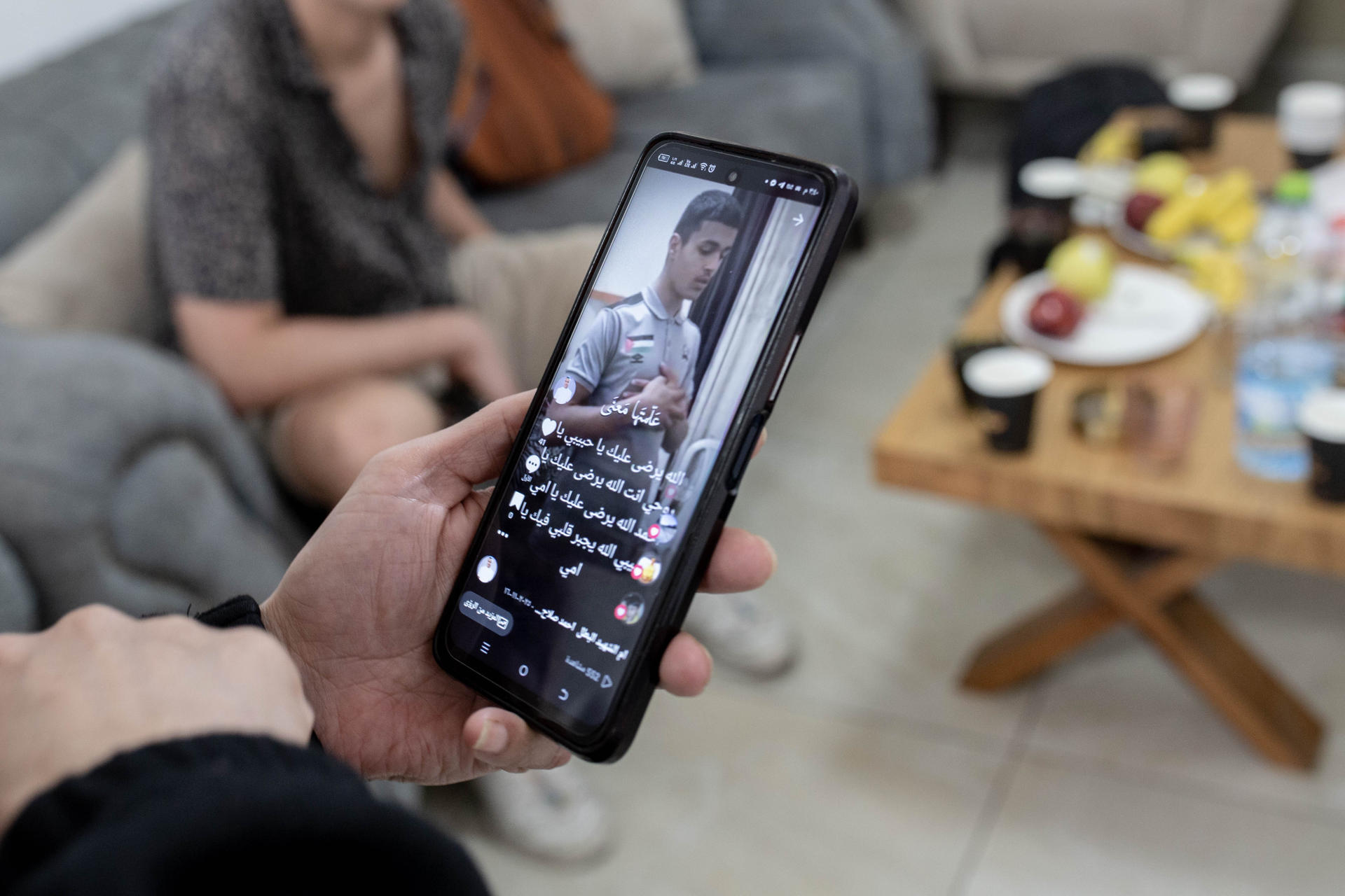La madre de Ahmad al Salah muestra un vídeo de su hijo, asesinado en julio de 2025 por tropas israelíes, que también se llevaron su cuerpo, cerca del muro que rodea Cisjordania ocupada en el pueblo de Jader, en la gobernación de Belén. Israel retiene 800 cuerpos de palestinos, entre ellos 83 menores de edad. EFE/Patricia Martínez