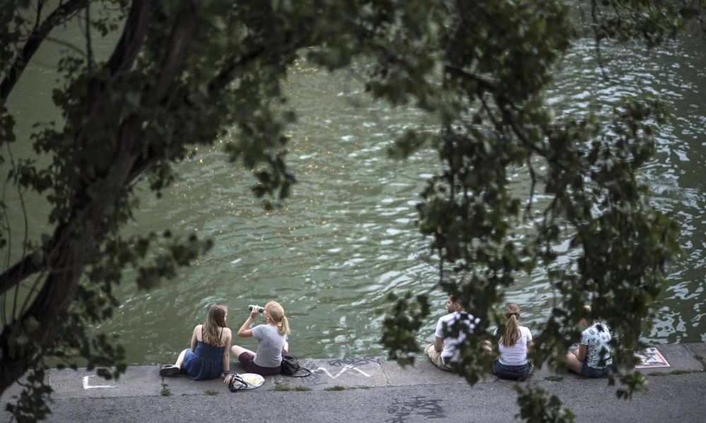 En la imagen de archivo, decenas de personas disfrutan de su tiempo libre en las orillas del río Danubio, en Viena (Austria). EFE/CHRISTIAN BRUNA
