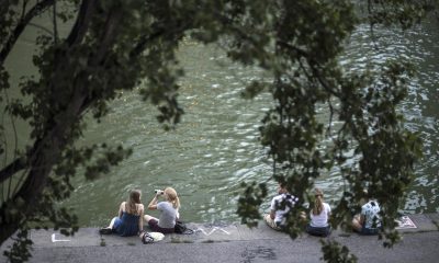 En la imagen de archivo, decenas de personas disfrutan de su tiempo libre en las orillas del río Danubio, en Viena (Austria). EFE/CHRISTIAN BRUNA