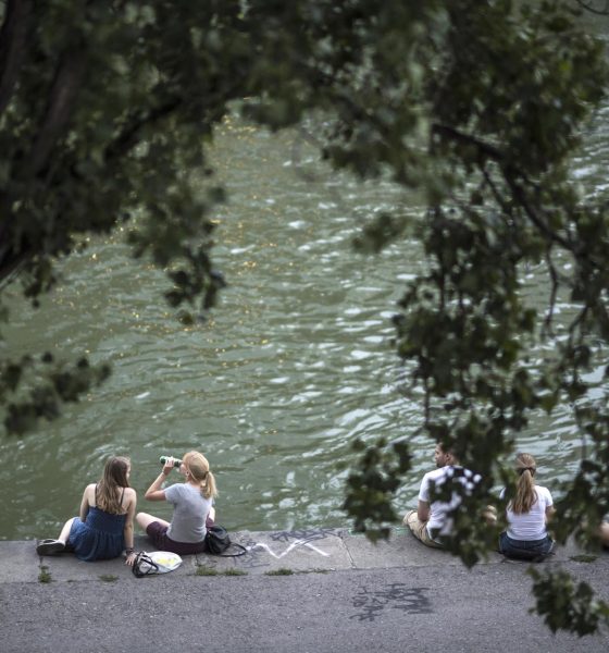En la imagen de archivo, decenas de personas disfrutan de su tiempo libre en las orillas del río Danubio, en Viena (Austria). EFE/CHRISTIAN BRUNA