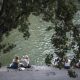 En la imagen de archivo, decenas de personas disfrutan de su tiempo libre en las orillas del río Danubio, en Viena (Austria). EFE/CHRISTIAN BRUNA