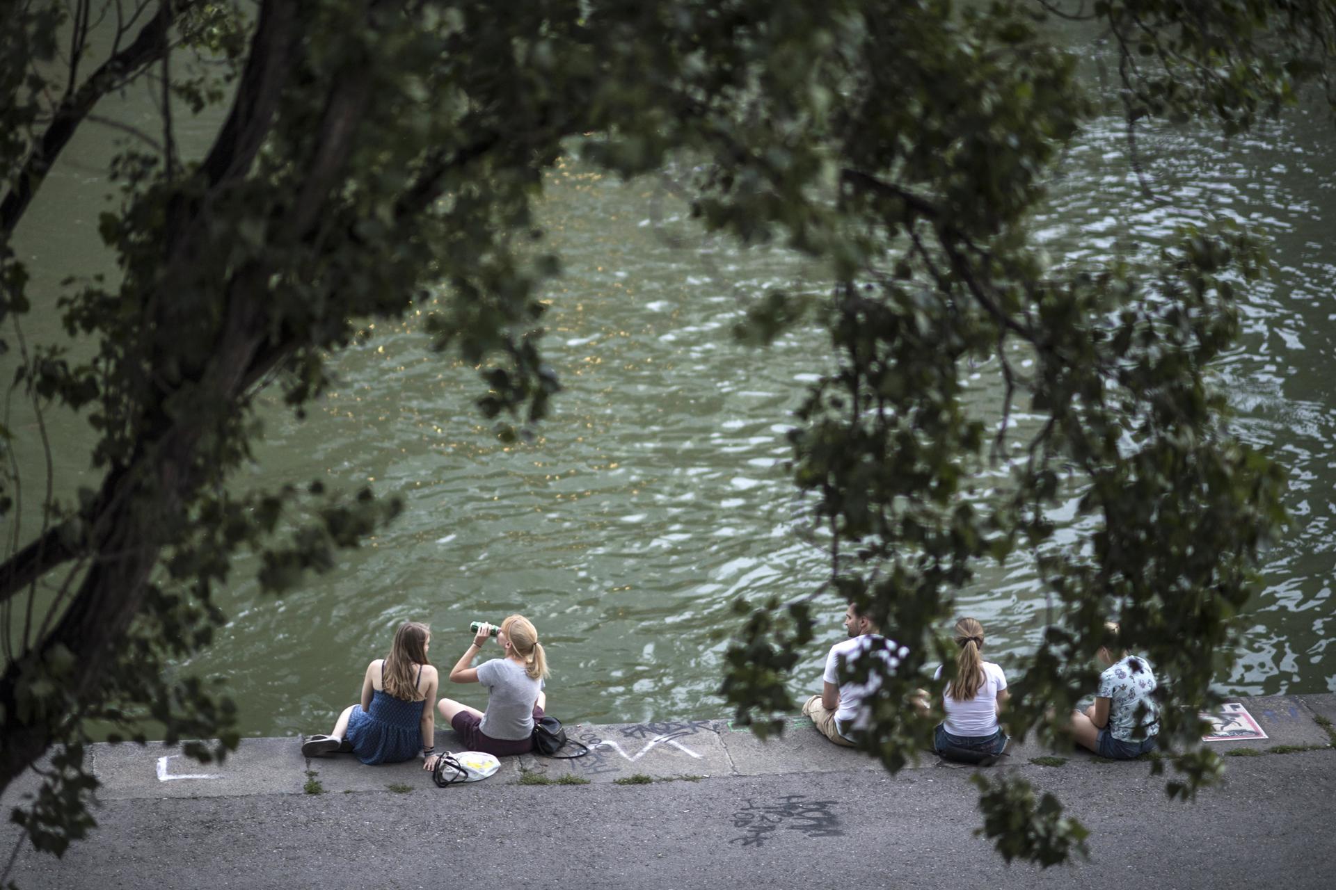 En la imagen de archivo, decenas de personas disfrutan de su tiempo libre en las orillas del río Danubio, en Viena (Austria). EFE/CHRISTIAN BRUNA