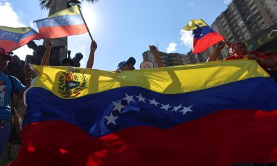 Personas se manifiestan contra el diálogo impulsado por Estados Unidos entre el oficialismo y un sector opositor, este sábado, en Caracas (Venezuela). EFE/ Miguel Gutiérrez