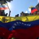 Personas se manifiestan contra el diálogo impulsado por Estados Unidos entre el oficialismo y un sector opositor, este sábado, en Caracas (Venezuela). EFE/ Miguel Gutiérrez