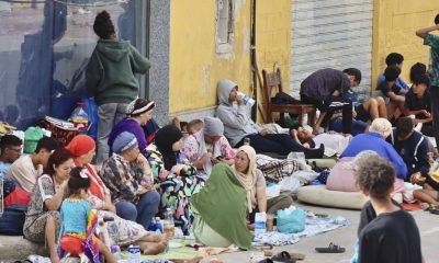 Cientos de inmigrantes marroquíes descansan en las calles de Ceuta, este lunes. La vigilancia en el entorno de la frontera del Tarajal, tanto por vía marítima como terrestre, así como los nuevos medios de contención en la zona con la instalación de una barrera en el mar han reducido al mínimo las entradas a nado desde Marruecos. EFE/Reduan