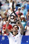 Taylor Fritz de EE. UU. sostiene el trofeo del primer puesto tras vencer a Rafael Jodar de España en su partido de Final Masculina en el torneo de tenis Washington DC Open, en Washington, DC, EE. UU. EFE/EPA/WILL OLIVER
