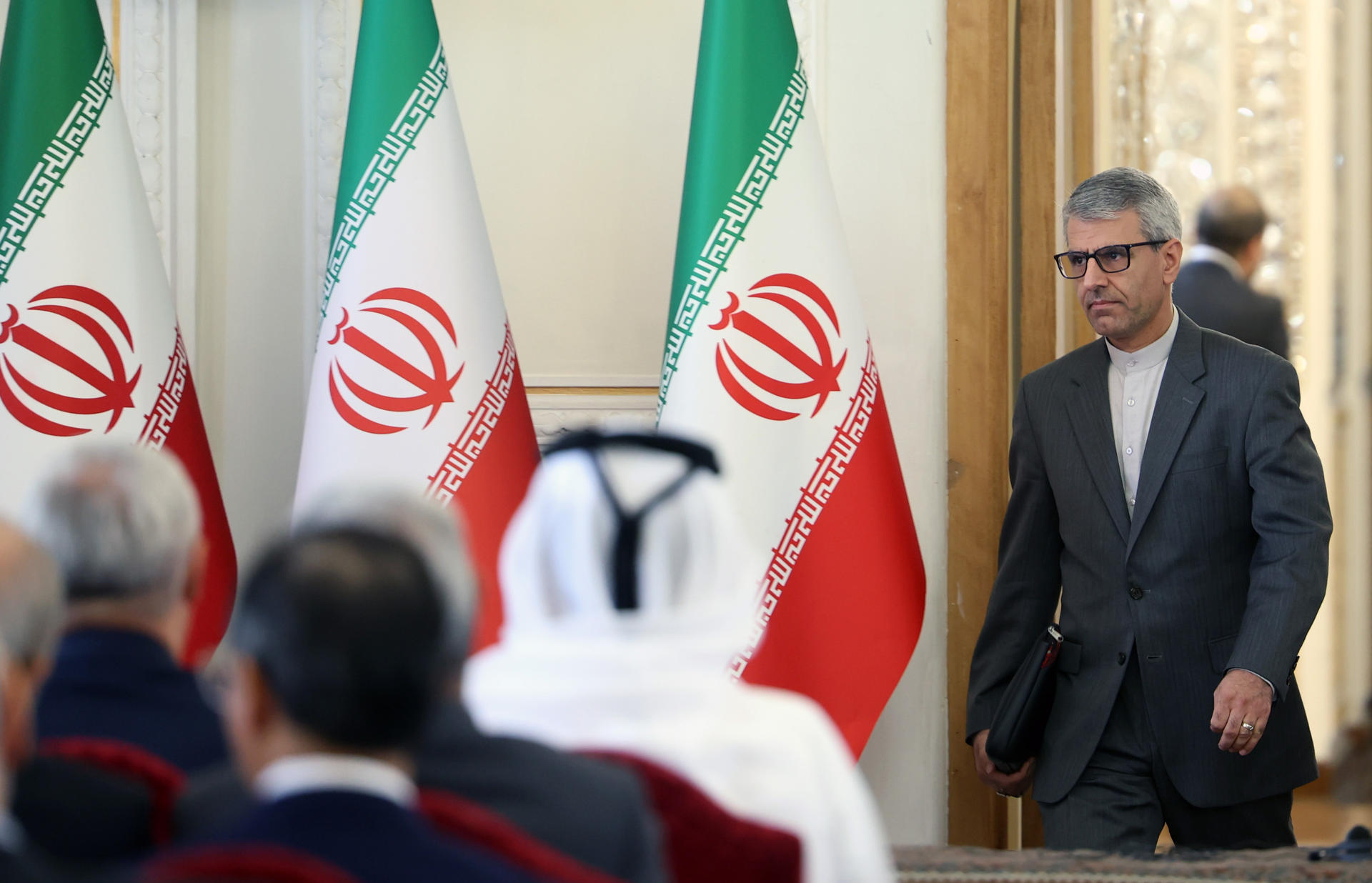 Imagen del portavoz del Ministerio iraní de Exteriores, Ismail Bagaei, quien en una rueda de prensa celebrada este miércoles, afirmó que los intercambios de mensajes con Estados Unidos a través de Pakistán, como país mediador, han continuado tras la ronda de negociaciones del sábado pasado y que una delegación pakistaní podría visitar Teherán en el marco de los esfuerzos para acordar nuevas conversaciones. EFE/ Abedin Taherkenareh