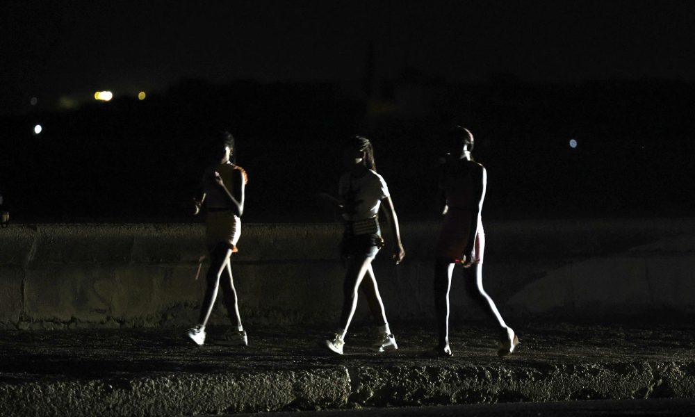 Personas caminan durante un apagón en una calle en La Habana (Cuba). EFE/ Ernesto Mastrascusa