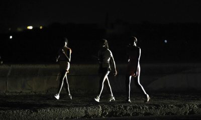 Personas caminan durante un apagón en una calle en La Habana (Cuba). EFE/ Ernesto Mastrascusa