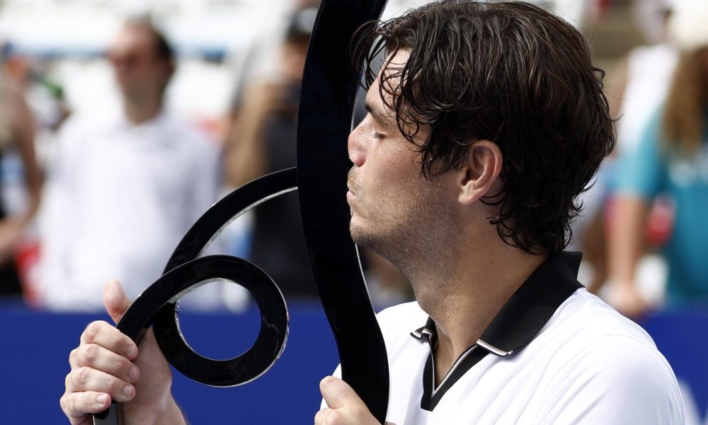 Taylor Fritz, de Estados Unidos, sostiene el trofeo del primer puesto tras vencer a Rafael Jodar, de España, en su partido final masculina del torneo de tenis Washington DC Open, en Washington, DC, EE. UU. EFE/EPA/WILL OLIVER