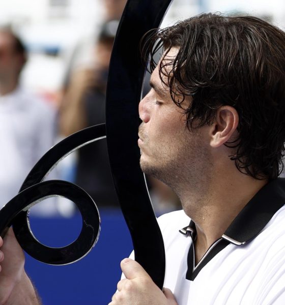 Taylor Fritz, de Estados Unidos, sostiene el trofeo del primer puesto tras vencer a Rafael Jodar, de España, en su partido final masculina del torneo de tenis Washington DC Open, en Washington, DC, EE. UU. EFE/EPA/WILL OLIVER