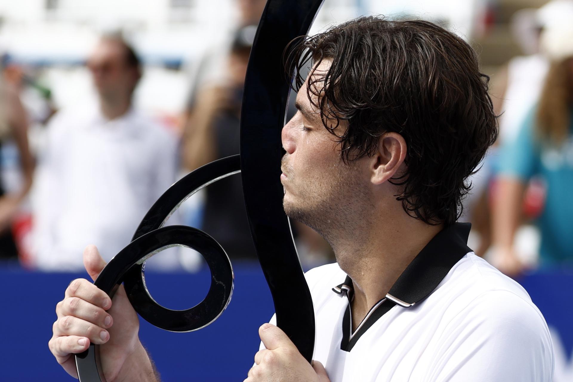 Taylor Fritz, de Estados Unidos, sostiene el trofeo del primer puesto tras vencer a Rafael Jodar, de España, en su partido final masculina del torneo de tenis Washington DC Open, en Washington, DC, EE. UU. EFE/EPA/WILL OLIVER