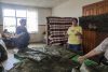 .- Natalia Tkhorzhevska (d), líder del grupo de voluntarios que fabrica ponchos antidrones para soldados ucranianos este lunes, en Kovel (Ucrania). Unas capas antidrones fabricadas por voluntarias salvan vidas de soldados ucranianos al volverlos invisibles para los drones rusos, equipados con cámaras térmicas que flotan de forma constante sobre la "zona de la muerte", que ahora se extiende a lo largo de kilómetros a ambos lados del frente. "Solíamos fabricar diferentes tipos de objetos necesarios para nuestros soldados, pero ahora nos centramos en estas capas. Es una guerra de drones", dijo a EFE Natalia Tjorzevska, una profesora de instituto de lengua y literatura ucraniana de 54 años que lidera el grupo de voluntarios Diyemo Vze (Actuamos ahora). EFE/ Rostyslav Averchuk