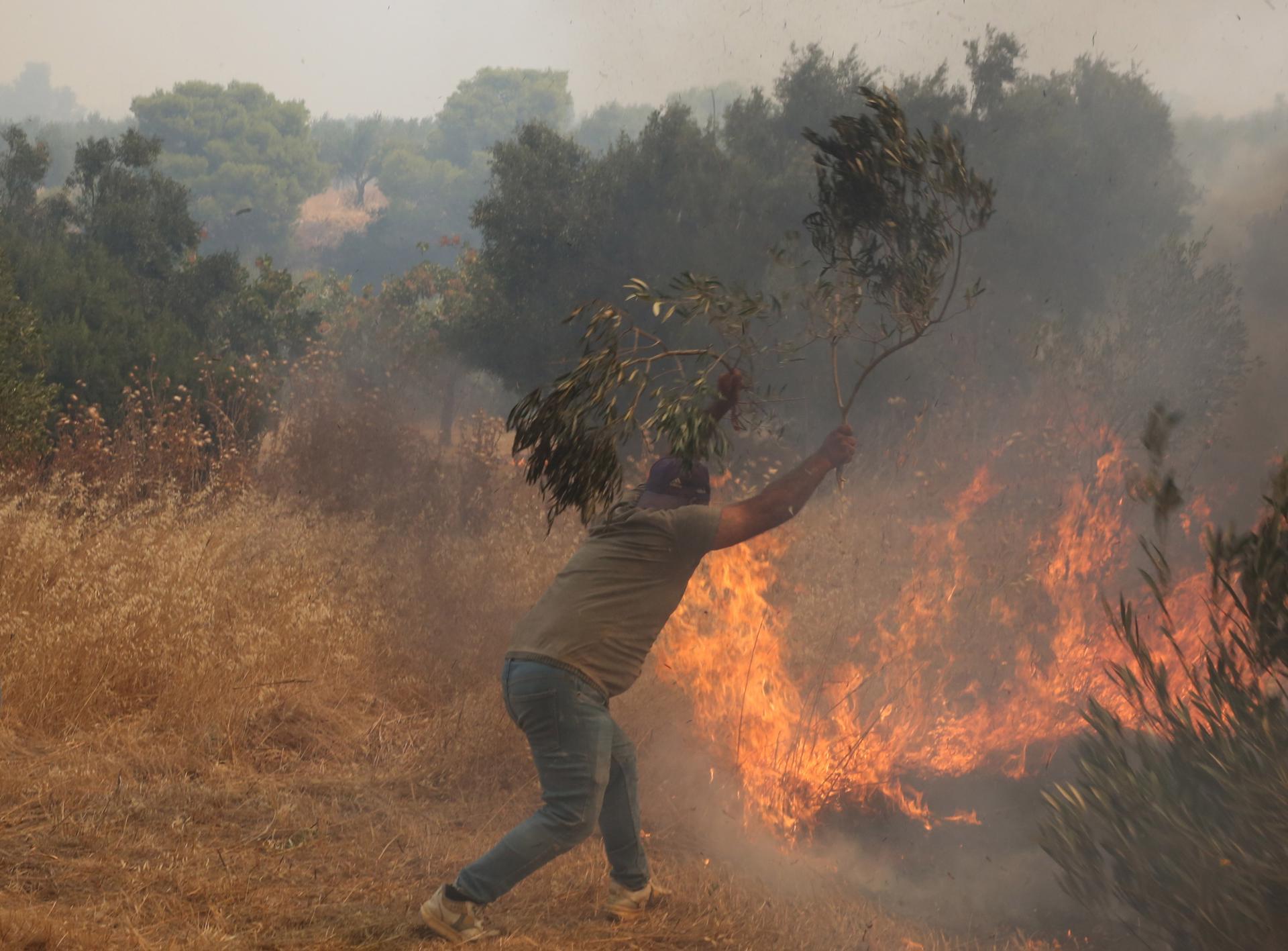 Un voluntario combate un incendio forestal en los alrededores de Mégara, en la región de Ática (Grecia), el 2 de agosto de 2026. EFE/ORESTIS PANAGIOTOU