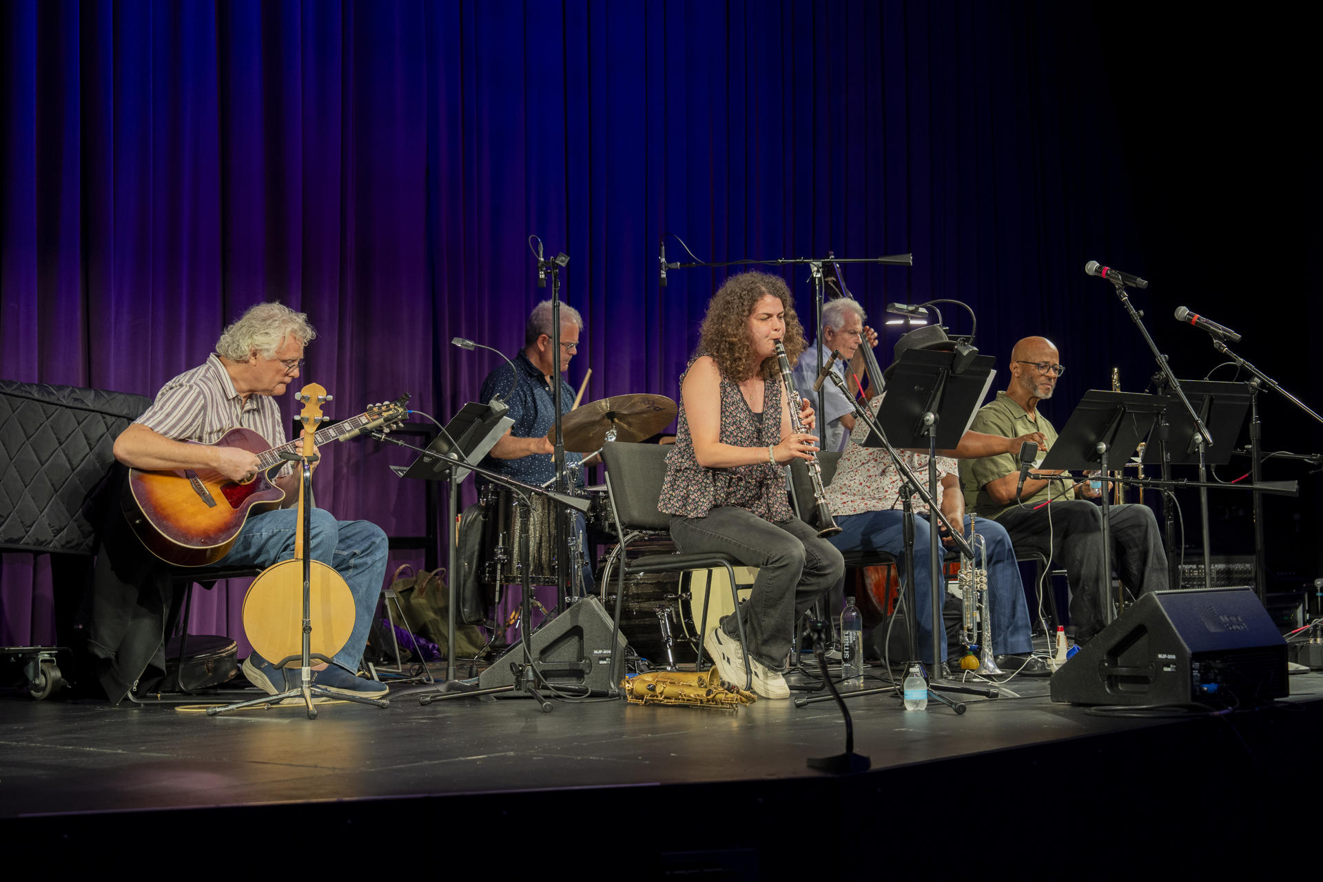 Músicos se presentan en el marco de la celebración de los 125 años de Louis Armstrong este lunes, en el Bronx Music Hall, en Nueva York (Estados Unidos). EFE/ Angel Colmenares