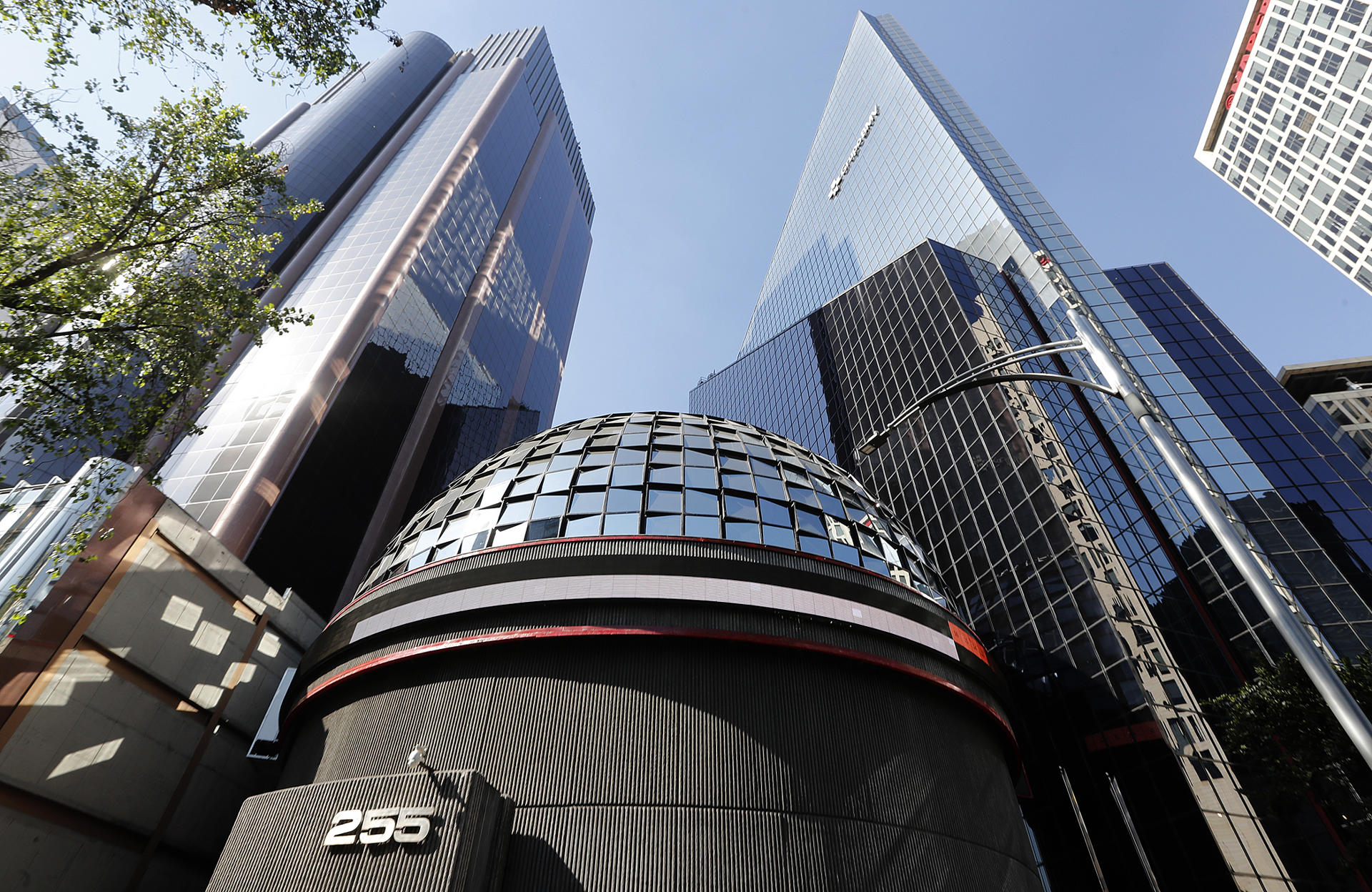 Fotografía del edificio de la Bolsa Mexicana de Valores en Ciudad de México (México). Fotografía de archivo. EFE/ Mario Guzmán