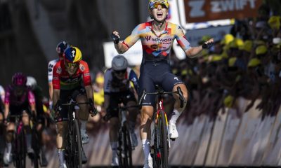 La neerlandesa Lorena Wiebes (SD Worx - Protime) se convirtió en la primera líder del Tour de Francia femeninoal ganar la etapa inaugural. EFE/EPA/JEAN-CHRISTOPHE BOTT