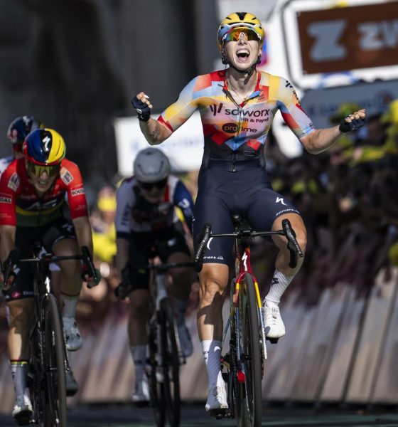 La neerlandesa Lorena Wiebes (SD Worx - Protime) se convirtió en la primera líder del Tour de Francia femeninoal ganar la etapa inaugural. EFE/EPA/JEAN-CHRISTOPHE BOTT