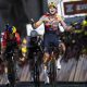 La neerlandesa Lorena Wiebes (SD Worx - Protime) se convirtió en la primera líder del Tour de Francia femeninoal ganar la etapa inaugural. EFE/EPA/JEAN-CHRISTOPHE BOTT