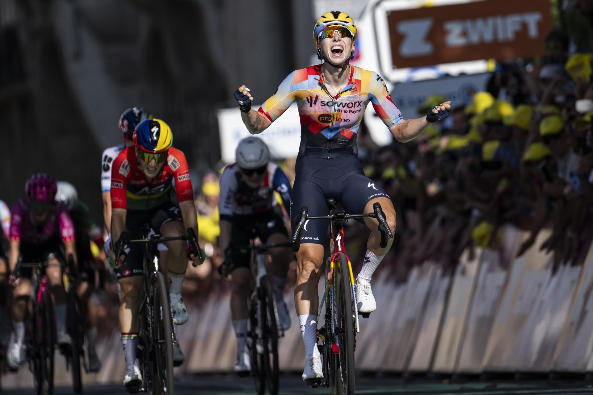 La neerlandesa Lorena Wiebes (SD Worx - Protime) se convirtió en la primera líder del Tour de Francia femeninoal ganar la etapa inaugural. EFE/EPA/JEAN-CHRISTOPHE BOTT