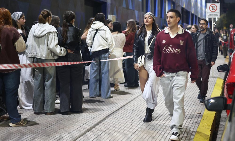 Aficionados de la cantante española Rosalía aguardan previo al concierto de la artista en las afueras del Movistar Arena de Buenos Aires (Argentina). EFE/ Juan Ignacio Roncoroni