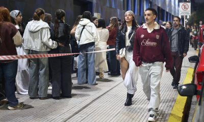 Aficionados de la cantante española Rosalía aguardan previo al concierto de la artista en las afueras del Movistar Arena de Buenos Aires (Argentina). EFE/ Juan Ignacio Roncoroni