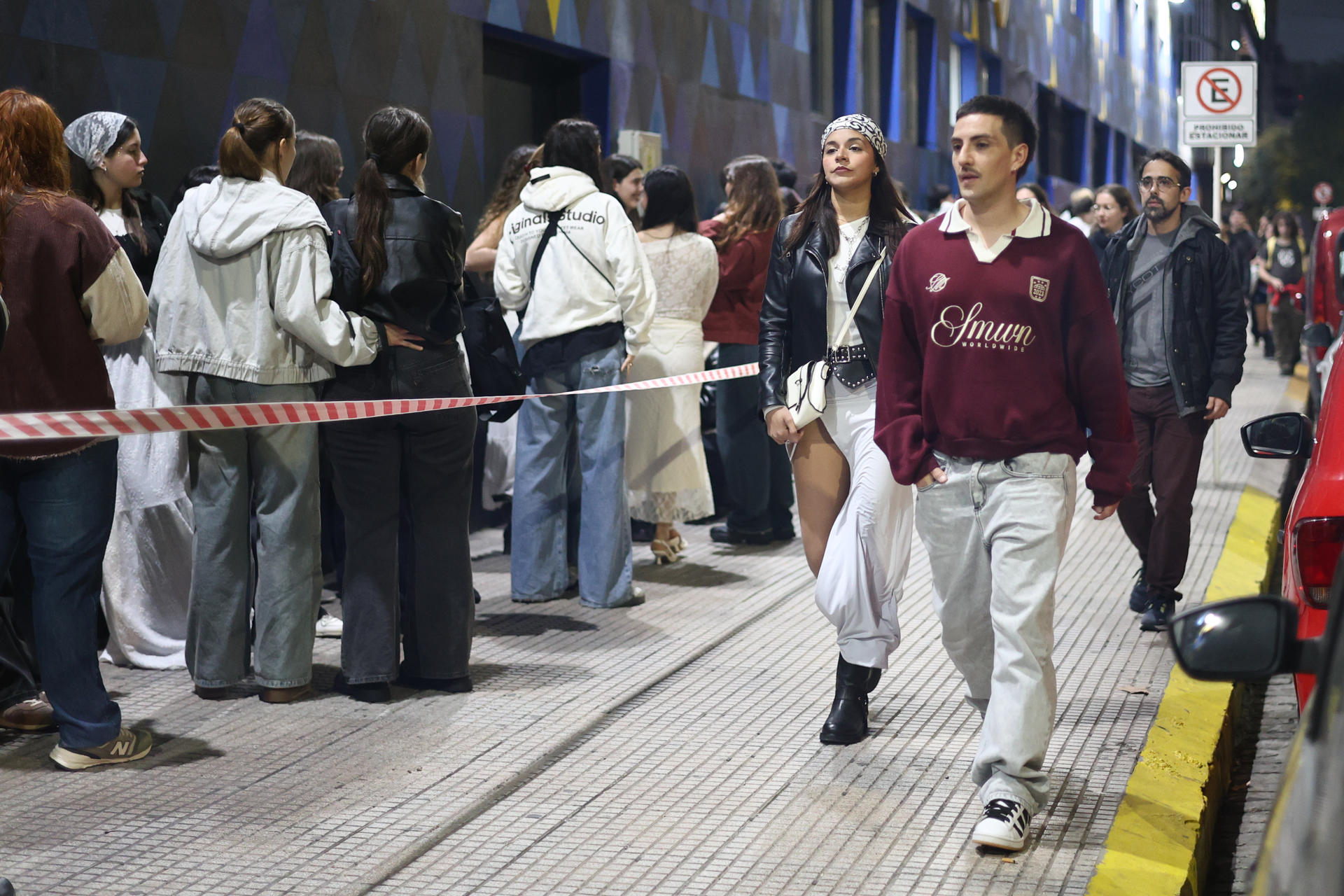 Aficionados de la cantante española Rosalía aguardan previo al concierto de la artista en las afueras del Movistar Arena de Buenos Aires (Argentina). EFE/ Juan Ignacio Roncoroni
